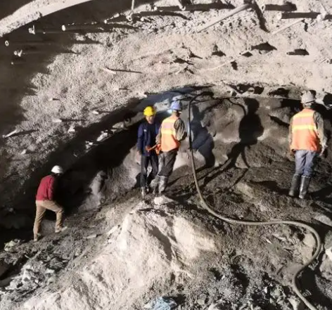 道里隧道拱顶带模注浆料，微膨胀注浆料的特点及施工工艺